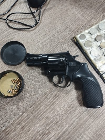 Львівські прикордонники вилучили у чоловіка револьвер, набої та колекцію монет Львівські прикордонники вилучили у чоловіка револьвер, набої та колекцію монет