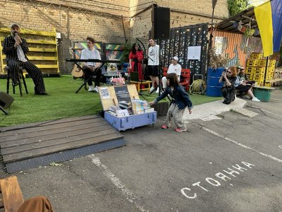 У Києві на благодійному вечорі збирали книги для Херсонщини У Києві на благодійному вечорі збирали книги для Херсонщини
