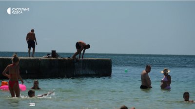Люди купаються у Чорному морі в Одесі Люди купаються у Чорному морі в Одесі