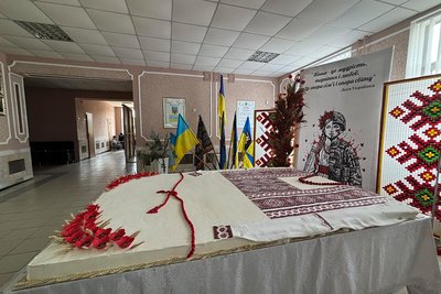 Торт у формі вишитої сорочки, який спекли на Буковині до Дня вишиванки Торт у формі вишитої сорочки, який спекли на Буковині до Дня вишиванки