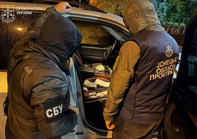 В Одесі чоловіка підозрюють в організації незаконного виїзду за кордон за 13 тисяч доларів В Одесі чоловіка підозрюють в організації незаконного виїзду за кордон за 13 тисяч доларів