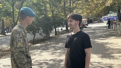 Рекрутер ВМС спілкується з миколаївцем Федорем Рекрутер ВМС спілкується з миколаївцем Федорем