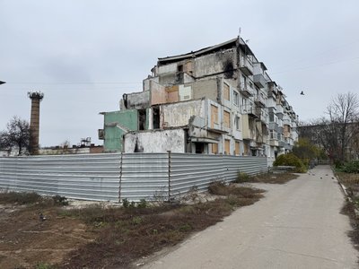 У Полтаві шукатимуть підрядника для демонтажу частини будинку, у який у лютому влучила ракета РФ