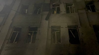 У Дніпрі пролунали вибухи: поранені четверо людей, покшоджені багатоповерхівка і будівля банку