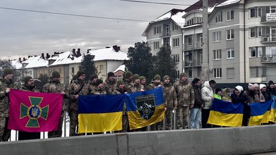 У Мукачеві до Дня Соборності понад 200 людей утворили Ланцюг національної єдності У Мукачеві до Дня Соборності понад 200 людей утворили Ланцюг національної єдності