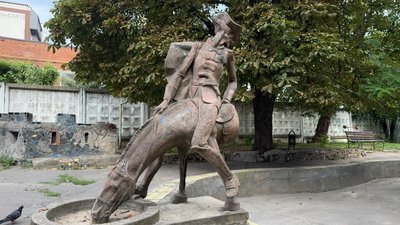 «Скульптуру ніхто не планував зносити»: у Хмельницькому ремонтують стінку біля барона Мюнхгаузена «Скульптуру ніхто не планував зносити»: у Хмельницькому ремонтують стінку біля барона Мюнхгаузена