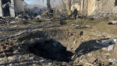 Вирва на місці влучання російської "Іскандер-М" у Київському районі Харкова Вирва на місці влучання російської "Іскандер-М" у Київському районі Харкова