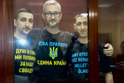 Заступник голови Меджлісу Наріман Джелял (в центрі) та кримськотатарські активісти брати Асан Ахтемовта Азіз Ахтемов у Верховному суді окупованого Росією Крима Заступник голови Меджлісу Наріман Джелял (в центрі) та кримськотатарські активісти брати Асан Ахтемовта Азіз Ахтемов у Верховному суді окупованого Росією Крима