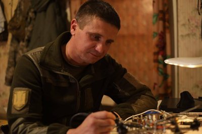 Військовий Борис "Фіксик" ремонтує та вдосконалює FPV-дрони на Сумщині Військовий Борис "Фіксик" ремонтує та вдосконалює FPV-дрони на Сумщині