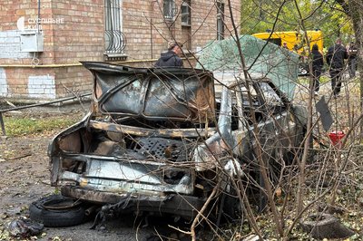 Росіяни атакували Київ дронами: уламки впали біля п’ятиповерхівки, шестеро поранених Росіяни атакували Київ дронами: уламки впали біля п’ятиповерхівки, шестеро поранених