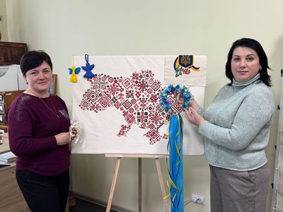 У селі Слоут на Сумщині майстрині створюють весільні воскові віночки. Репортаж У селі Слоут на Сумщині майстрині створюють весільні воскові віночки. Репортаж