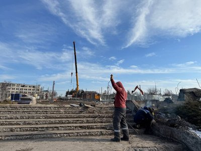 Міська рада показала, як російські окупанти зводять монумент біля парку Петровського у Маріуполі Міська рада показала, як російські окупанти зводять монумент біля парку Петровського у Маріуполі