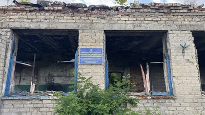 Зруйнована будівля початкової школи та дитячого садка село Олександрівка Лиманська громада Донецька область 20 червня 2025 рік Зруйнована будівля початкової школи та дитячого садка село Олександрівка Лиманська громада Донецька область 20 червня 2025 рік