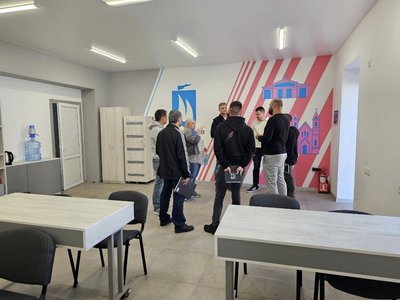 Представники ГО оглядають навчальний клас