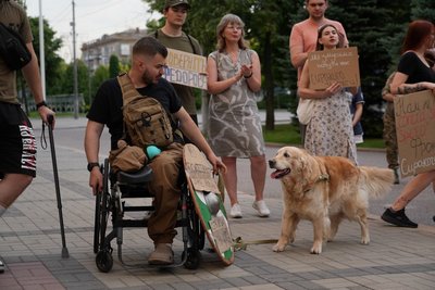 "Слідкую за рішенням влади". У Дніпрі люди вийшли на акцію проти відставки Федорова "Слідкую за рішенням влади". У Дніпрі люди вийшли на акцію проти відставки Федорова
