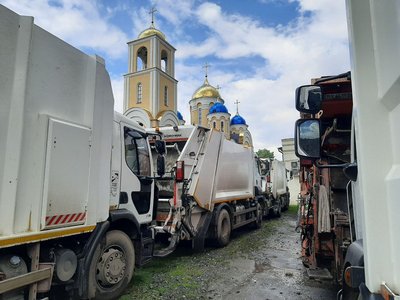 Протест через приїзд митрополита Онуфрія розпочався біля хмельницького Свято-Миколаївського собору, що належить Хмельницькій єпархії Української православної церкви (УПЦ МП), 21 травня 2025 року