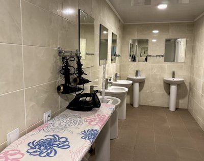Переобладнали студентський гуртожиток: як живуть переселенці у Берегівському шелтері Переобладнали студентський гуртожиток: як живуть переселенці у Берегівському шелтері
