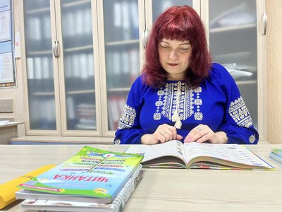 Навчає дітей онлайн і виходить на театральну сцену: історія вчительки з Херсона Євгенії Сичинської Навчає дітей онлайн і виходить на театральну сцену: історія вчительки з Херсона Євгенії Сичинської