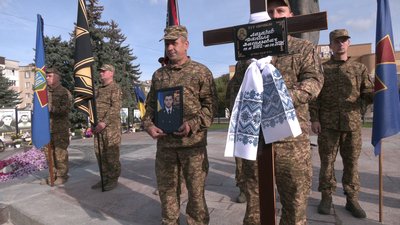 «Ми його чекали живим»: із 22-річним лейтенантом Данилом Лазарєвим попрощалися у Рівному «Ми його чекали живим»: із 22-річним лейтенантом Данилом Лазарєвим попрощалися у Рівному