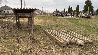 "Будинки за 30 метрів від могил": чому у селі на Чернігівщині люди вимагають від влади зупинити хаотичне поховання "Будинки за 30 метрів від могил": чому у селі на Чернігівщині люди вимагають від влади зупинити хаотичне поховання