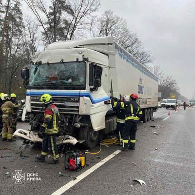 На Бориспільському шосе в Києві зіткнулись дві вантажівки: водія діставали рятувальники На Бориспільському шосе в Києві зіткнулись дві вантажівки: водія діставали рятувальники