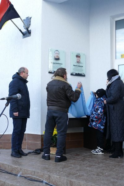 У Калуші на Франківщині відкрили меморіальні дошки полеглим бійцям Назарію Цимбалісту та Дмитру Пасюті У Калуші на Франківщині відкрили меморіальні дошки полеглим бійцям Назарію Цимбалісту та Дмитру Пасюті
