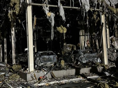 Атака дронів на Київщині: двоє постраждалих, горіли машини в автосалоні та на парковці