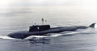 Російський підводний човен Курськ в Баренцевому морі біля Сєвєроморська, Росія, 1999 рік Російський підводний човен Курськ в Баренцевому морі біля Сєвєроморська, Росія, 1999 рік