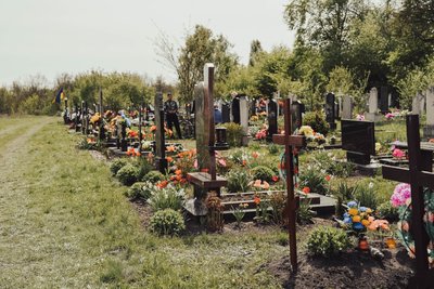 Катають яйця на могилах, кладуть цукерки й паски біля поховань та моляться: як відзначають Проводи на Сумщині Катають яйця на могилах, кладуть цукерки й паски біля поховань та моляться: як відзначають Проводи на Сумщині
