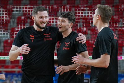Українець Андрій Рогожин (зліва) у матчі за «Барком-Кажанів» («Ястшембе Барком») у новому сезоні чемпіонату Польщі з волейболу Українець Андрій Рогожин (зліва) у матчі за «Барком-Кажанів» («Ястшембе Барком») у новому сезоні чемпіонату Польщі з волейболу