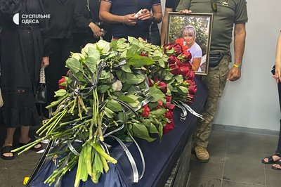В Одесі попрощалися з вчителькою, яка загинула під час російської атаки в ніч на 28 червня. В Одесі попрощалися з вчителькою, яка загинула під час російської атаки в ніч на 28 червня.
