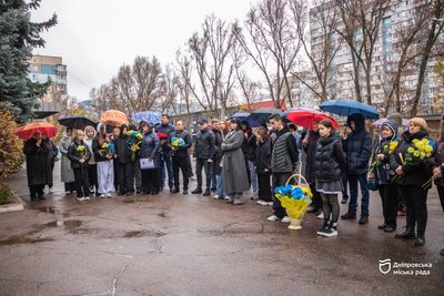 На фасаді школи у Дніпрі відкрили меморіальні дошки на честь двох загиблих випускників На фасаді школи у Дніпрі відкрили меморіальні дошки на честь двох загиблих випускників