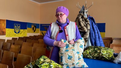 "Корінецькі шовкопряди": як жителі одного з старостатів на Чернігівщині плетуть сітки та шиють для військових "Корінецькі шовкопряди": як жителі одного з старостатів на Чернігівщині плетуть сітки та шиють для військових