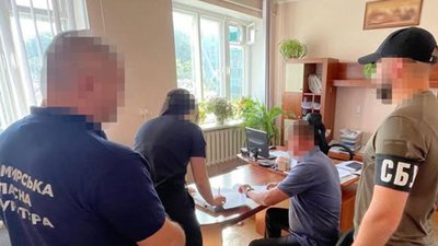 СБУ та Нацполіція заявили, що викрили розтрату бюджетних грошей при облаштуванні могил Героїв у Звягелі СБУ та Нацполіція заявили, що викрили розтрату бюджетних грошей при облаштуванні могил Героїв у Звягелі