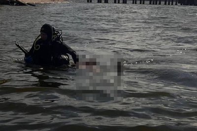 Рятувальник витягує тіло хлопчика з річки. Миколаїв, 24 серпня 2025 року Рятувальник витягує тіло хлопчика з річки. Миколаїв, 24 серпня 2025 року