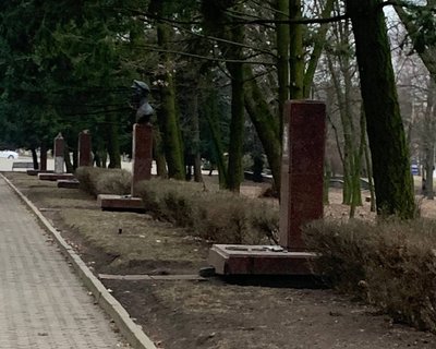 У Старому парку Тернополя пошкодили монументи У Старому парку Тернополя пошкодили монументи