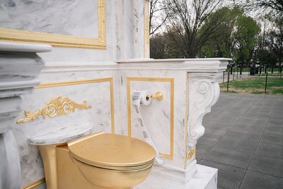 У США з'явилася статуя золотого туалету з критикою Трампа У США з'явилася статуя золотого туалету з критикою Трампа