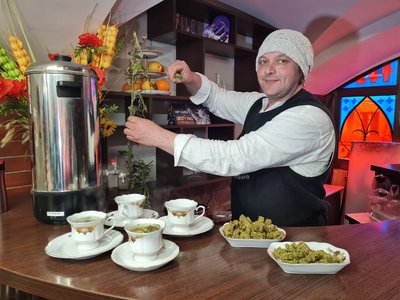 Житомирянин розробив рецепт вегетаріанського борщу із конопляною зеленню Житомирянин розробив рецепт вегетаріанського борщу із конопляною зеленню