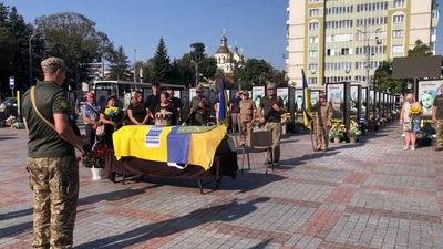 Із солдатом Максимом Лагерєвим попрощалися у Рівному Із солдатом Максимом Лагерєвим попрощалися у Рівному