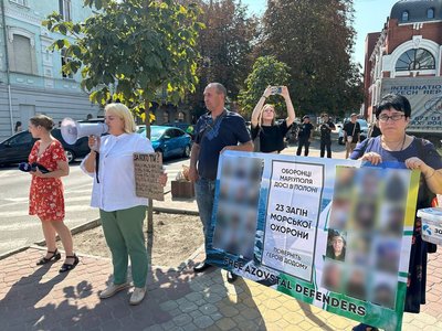 Батьки Володимира Хоменко на акції підтримки військовополонених Батьки Володимира Хоменко на акції підтримки військовополонених