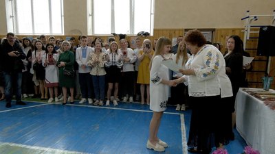 "В урочистій атмосфері, а не онлайн": як пройшов останній дзвоник на Вінниччині "В урочистій атмосфері, а не онлайн": як пройшов останній дзвоник на Вінниччині