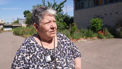 Снаряд впав у дворі біля лавок. Херсонці розповіли про черговий обстріл житлового району Снаряд впав у дворі біля лавок. Херсонці розповіли про черговий обстріл житлового району