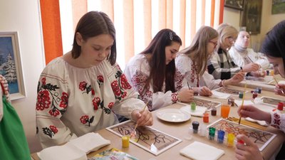 Скельце та фарби: на Вінниччині відроджують техніку розпису на склі Скельце та фарби: на Вінниччині відроджують техніку розпису на склі