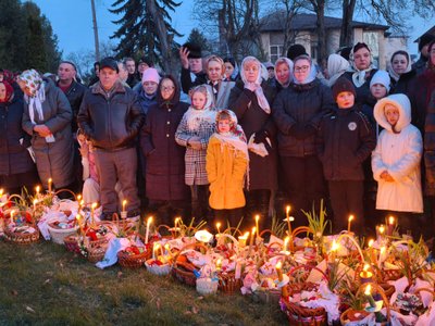 Віряни прийшли на освячення великодніх кошиків до Свято-Миколаївського храму у Заставні Віряни прийшли на освячення великодніх кошиків до Свято-Миколаївського храму у Заставні