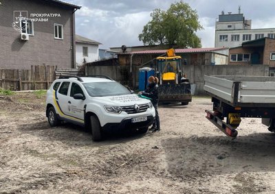 На столичній Оболоні за рішенням суду знесли нелегальну стоянку На столичній Оболоні за рішенням суду знесли нелегальну стоянку
