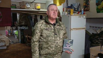Волонтеру Василю Когуту 63 роки, він також ветеран війни в Афганістані. Волонтеру Василю Когуту 63 роки, він також ветеран війни в Афганістані.