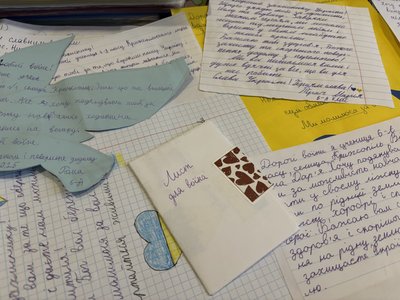 Учні ліцею з Вінниччини передали допомогу бійцям, які лікуються в Ізюмі Учні ліцею з Вінниччини передали допомогу бійцям, які лікуються в Ізюмі