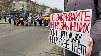 У центрі Миколаєва вшанували памʼять загиблих хвилиною мовчання У центрі Миколаєва вшанували памʼять загиблих хвилиною мовчання