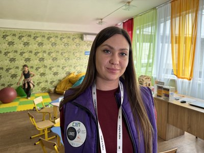 "Дім згорів ущент". Транзит у Лозовій приймає евакуйованих з Донеччини