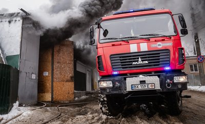 Спецтехніка рятувальників на гасінні пожежі